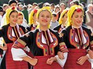 Slavnostn krojovan prvod soubor Karlovarskho folklornho festivalu proel...