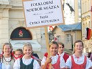 Slavnostn krojovan prvod soubor Karlovarskho folklornho festivalu proel...