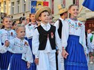 Slavnostn krojovan prvod soubor Karlovarskho folklornho festivalu proel...