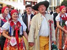 Slavnostn krojovan prvod soubor Karlovarskho folklornho festivalu proel...