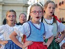 Slavnostn krojovan prvod soubor Karlovarskho folklornho festivalu proel...