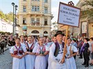 Slavnostn krojovan prvod soubor Karlovarskho folklornho festivalu proel...