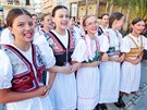 Slavnostn krojovan prvod soubor Karlovarskho folklornho festivalu proel...