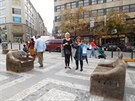 Sedačka-sofa od Vojtěcha Trochy je z kartonu zakonzervovaného v laminátu. Sedačka-sofa od Vojtěcha Trochy je z kartonu zakonzervovaného v laminátu.