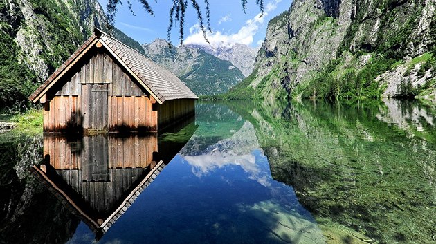 Zrcadlící hladina jezera Obersee Zrcadlící hladina jezera Obersee