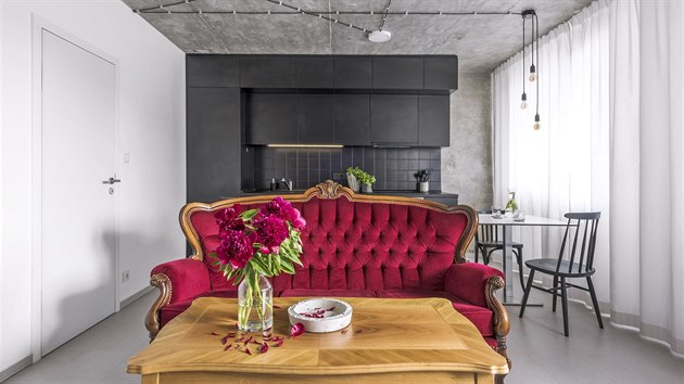 Sto let starému sofa dělá společnost pevný stolek, který jako jediný kus... Sto let starému sofa dělá společnost pevný stolek, který jako jediný kus...