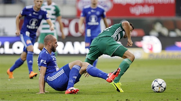 Olomoucký Michal Vepřek (v popředí v modrém) na zemi před hráčem Bohemians. Olomoucký Michal Vepřek (v popředí v modrém) na zemi před hráčem Bohemians.