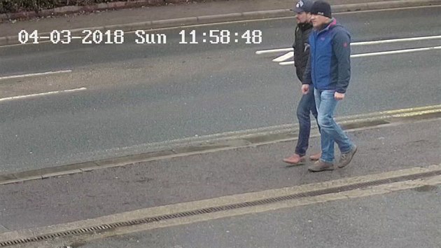 dajn tonci na Sergeje Skripala Alexander Petrov a Ruslan Boirov na zbrech pozench bezpenostn kamerou v Salisbury (4. bezna 2018)