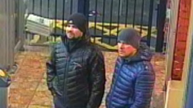 dajn tonci na Sergeje Skripala Alexander Petrov a Ruslan Boirov na zbrech pozench bezpenostn kamerou v Salisbury (3. bezna 2018)