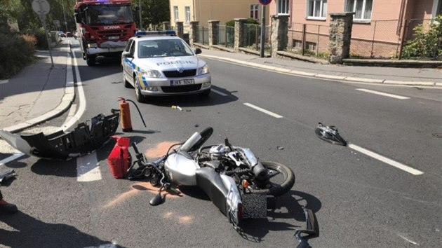 V Karlovch Varech se srazil osobk s motorkou, na kter jely dv dvky.