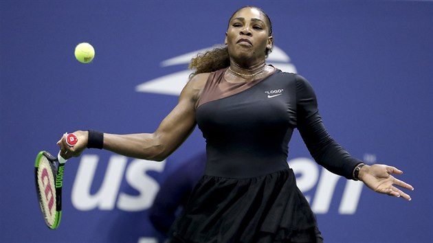 Amerianka Serena Williamsov se napahuje na forhend ve finle US Open.