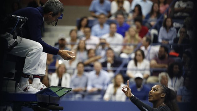 Amerianka Serena Williamsov se hd s rozhodm bhem finle US Open.