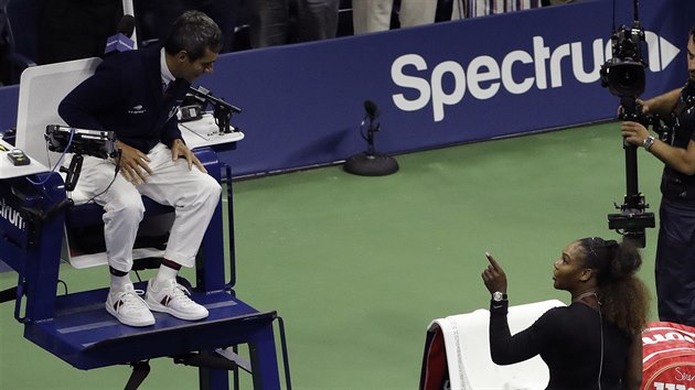 Amerianka Serena Williamsov se hd s rozhodm Carlosem Ramosem bhem finle US Open.