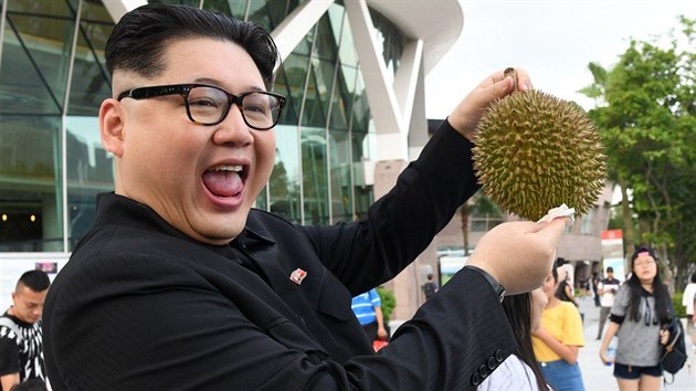 S durianem si v Singapuru zapzoval i dvojnk Kim ong-una, bhem setkn hlavy severokorejskho sttu s Donaldem Trumpem.