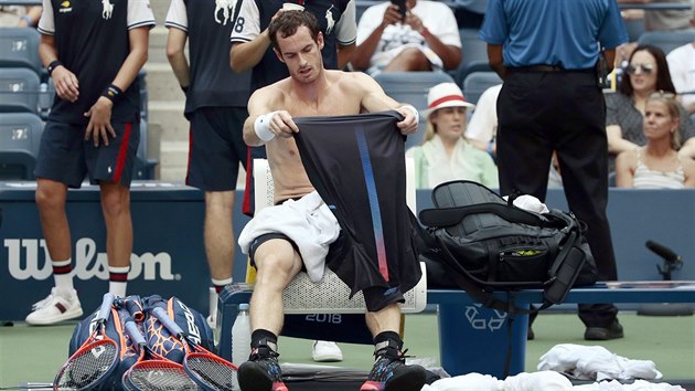 Britsk tenista Andy Murray se pevlk v utkn proti panlu Verdascovi. (29. z 2018)