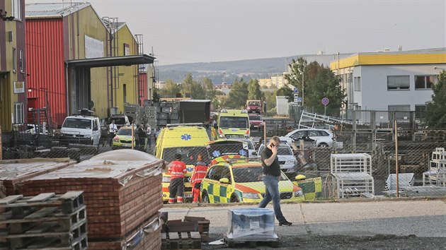 Vozy zchrann sluby u tragickho pdu vrtulnku do przdn haly v prmyslov zn plzeskch Borskch Pol.