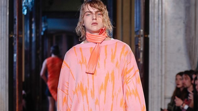 Designr Adam Kost oblkl sv modely do vytahanch pastelovch svetr.