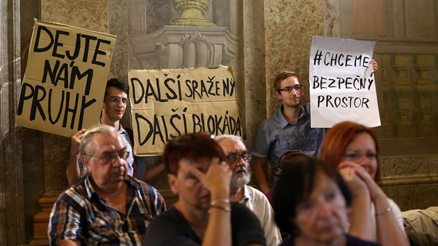 Na posledn pedvolebn jednn brnnskho zastupitelstva dorazili i zstupci spolku Brno na kole, kter poaduje vce cyklopruh a bezpenj dopravu ve mst.