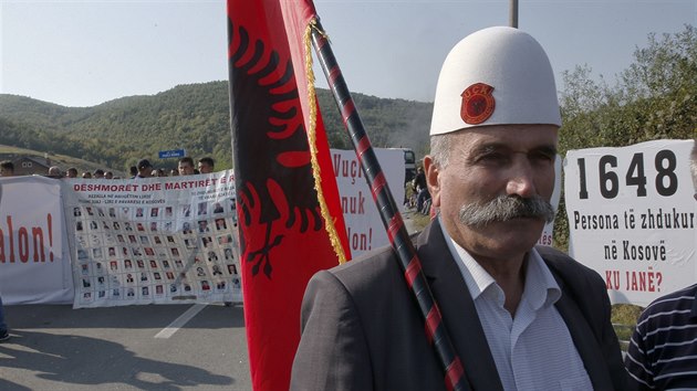 Kosovt Albnci zablokovali srbskmu prezidentovi silnici do srbsk osady v Kosovu (9.9.2018)