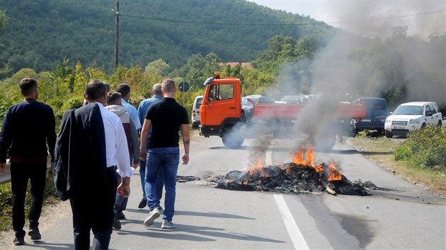 Kosovt Albnci zablokovali srbskmu prezidentovi silnici do srbsk osady v Kosovu (9.9.2018)