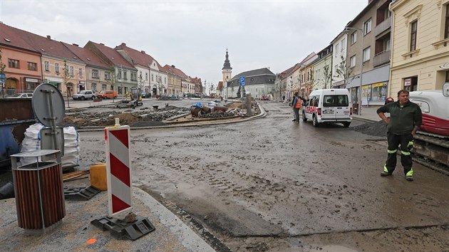 Veden Moravskch Budjovic se nepustilo do njak radikln pestavby nmst Mru. Zvolilo rekonstrukci po vzoru sousednho nmst eskoslovensk armdy, je m podobu spe run ulice. Podle opozice je to promarnn ance centrum msta vylepit. Prce skon bhem pr dn.