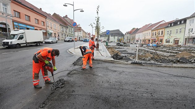 Veden Moravskch Budjovic se nepustilo do njak radikln pestavby nmst Mru. Zvolilo rekonstrukci po vzoru sousednho nmst eskoslovensk armdy, je m podobu spe run ulice. Podle opozice je to promarnn ance centrum msta vylepit. Prce skon bhem pr dn.