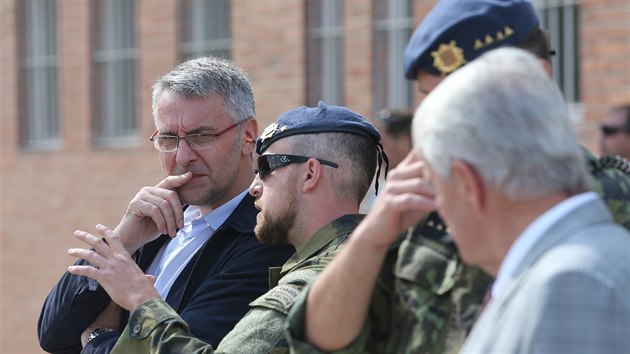 Vojensk cvien Ample Strike. Jeho astnci denn na esti mstech absolvuj tm pt destek rznch bojovch scn.