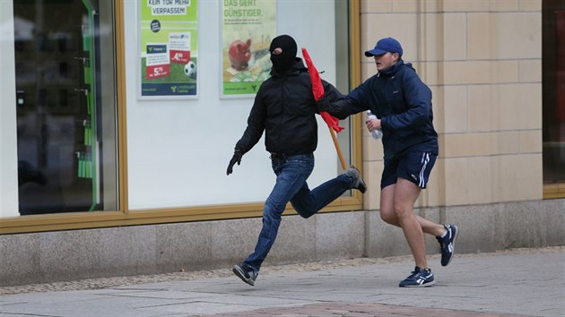 Protesty kvli vrad Nmce ve vchodonmeckm Chemnitzu organiztoi pedasn ukonili. Zprvu poklidnou akci vystdaly stety demonstrant s polici a i nkolika novini. (1. z 2018)