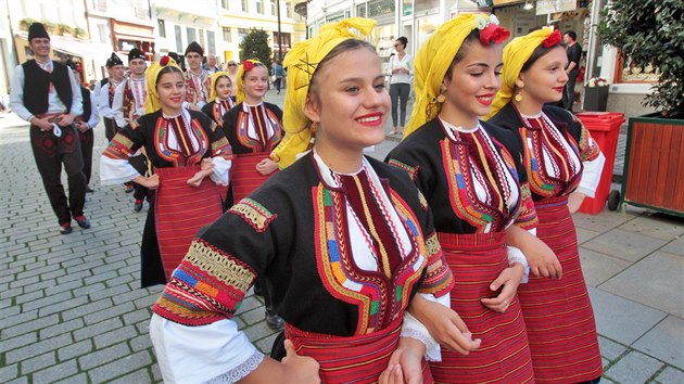 Slavnostn krojovan prvod soubor Karlovarskho folklornho festivalu proel Karlovmi Vary. Na snmku soubor Cas Ilinden z Makedonie. Kadoron se jedn o jeden z vrchol programu tradin folklorn pehldky. (8. z 2018)