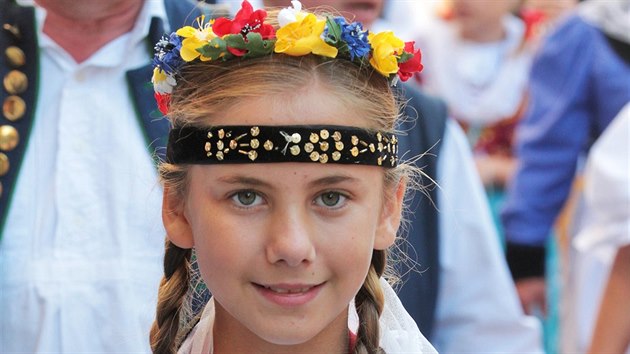 Slavnostn krojovan prvod soubor Karlovarskho folklornho festivalu proel Karlovmi Vary. Na snmku Jihoesk folklorn soubor Kovovan. Kadoron se jedn o jeden z vrchol programu tradin folklorn pehldky. (8. z 2018)