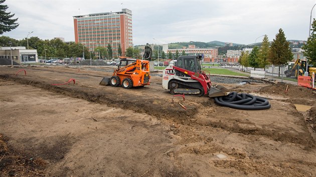 Pod zlnskm hotelem Moskva vznikne pro lidi odpoinkov prostor s lavikami.