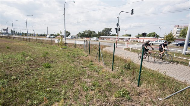 Plocha mezi sdlitm ve zlnsk sti Malenovice a obchodnm centrem, kde by mla stt nov nemocnice. (2018)