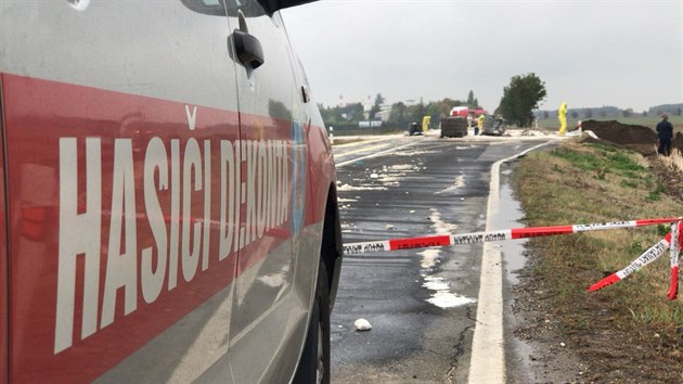 U Odoleny Vody nedaleko Prahy vypadly v noci z auta na silnici barely s kyselinou. idi odjel. (3.9.2018)