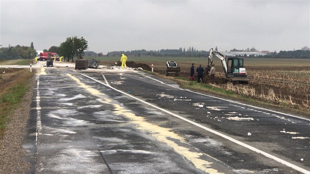 U Odoleny Vody nedaleko Prahy vypadly v noci z auta na silnici barely s kyselinou. idi odjel. (3.9.2018)