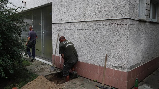 Na zdech a podlaze perovsk matesk koly v ulici U Tenisu se objevily praskliny. Budovu proto kontroluje statik a dti musej doasn chodit do nhradnch prostor.