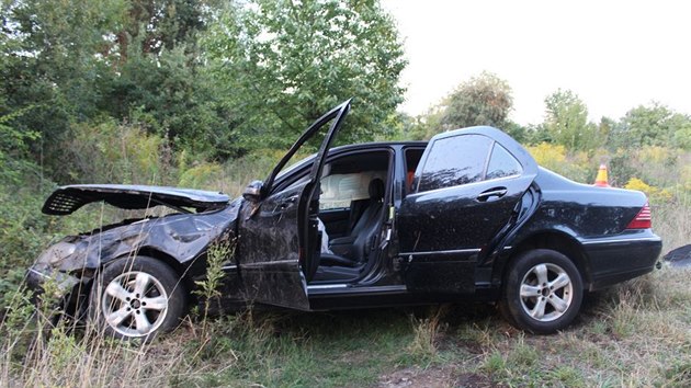 Neznm idi se zmocnil mercedesu a na okraji Olomouce nebezpen pedjdl v mst, kde je to zakzno. Pot havaroval a z msta nehody utekl.