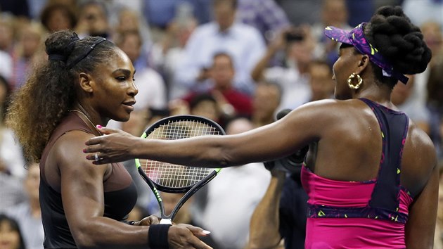 GRATULACE. Americk tenistka Serena Williamsov pijm gratulaci k postupu do osmifinle US Open od sv sestry Venus (vpravo).