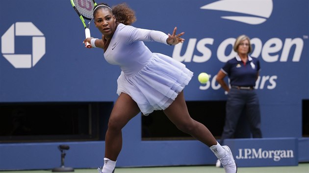 SERENA. Domc favoritka Serena Williamsov se napahuje k forhendovmu deru v osmifinle US Open.