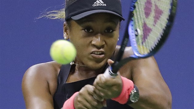 BEKHEND. Japonsk tenistka Naomi sakaov hraje obourunm bekhendem v semifinle US Open.