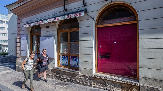 Prodejna rychlho oberstven v Hradci Krlov. Stejn majitel m pes ulici bistro, kde se piotrvily jdlem destky lid. To zstalo zatm uzaveno (6. 9. 2018).