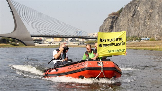 lenov Greenpeace odebraj vzorky vody z Labe. Budou v nich hledat mikroplasty.