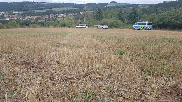 Mrtvou enu v aut nali dnes po poledni pracovnci drah v Plasch na Plzesku. Na snmku jsou vidt koleje, kudy ena jela od hlavn silnice I/27 smrem ke kolejiti.