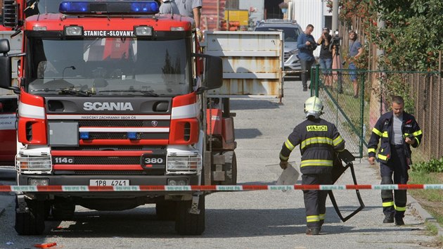 Vyproovn trosek vrtulnku, kter se ztil na halu v prmyslov zn Borsk pole. (6. 9. 2018)