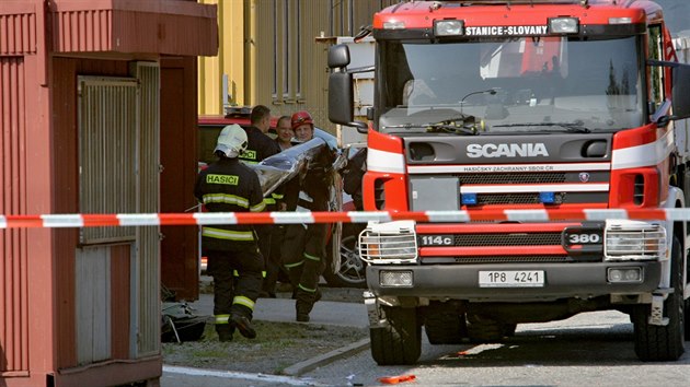 Vyproovn trosek vrtulnku, kter se ztil na halu v prmyslov zn Borsk pole. (6. 9. 2018)