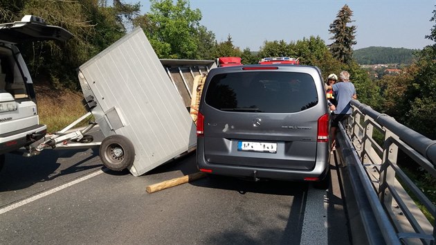 V Plasch na Plzesku se ve tvrtek srazila dv vozidla. Jedno z nich pevelo horkovzdun balon, druh patilo pohebn slub.