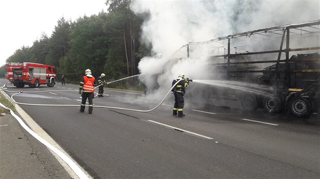 Hasii dnes odpoledne zasahovali u poru kamionu na okraji Plzn. Plameny soupravu zcela zniily.