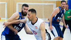 Hradec Králové vs. Kolín, v akci domácí Peter Sedmák (vpravo), přihlíží Miloš... Hradec Králové vs. Kolín, v akci domácí Peter Sedmák (vpravo), přihlíží Miloš...