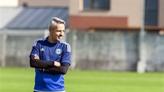 Tomáš Janotka sleduje trénink olomoucké devatenáctky. Tomáš Janotka sleduje trénink olomoucké devatenáctky.