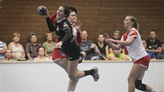 Plzeňská Denisa Franzová se probíjí obranou Slavie. Plzeňská Denisa Franzová se probíjí obranou Slavie.
