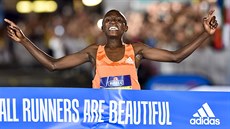 Osmnáctiletý Keňan Rhonex Kipruto zvítězil na Grand Prix v Praze časem 26:46 a... Osmnáctiletý Keňan Rhonex Kipruto zvítězil na Grand Prix v Praze časem 26:46 a...